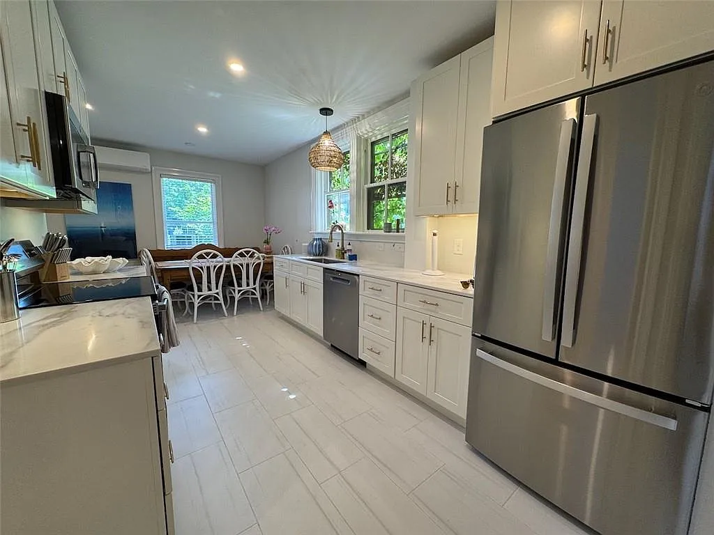 3 bed, 998 sqft, $3,000 — Photo 3