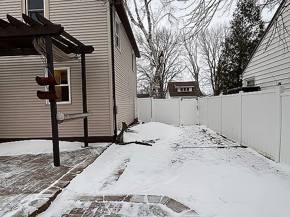 Side yard w/ privacy fence
