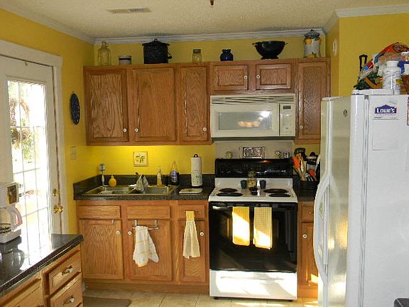 2nd image of 223 Pine Pl