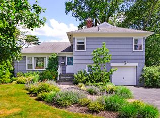 16 Sammis Ln, White Plains, NY 10605