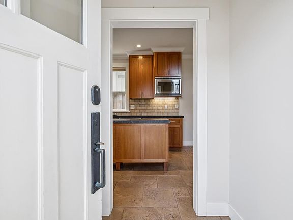 3rd image of 611 Myrtle St