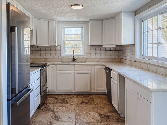 3rd image of 867 Lynn St