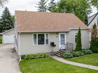 889 7th St, Menasha, WI 54952