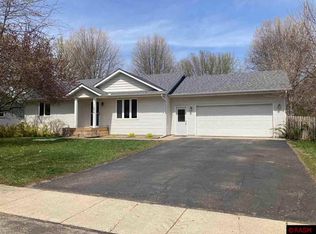 1646 Castle Dr, North Mankato, MN 56003