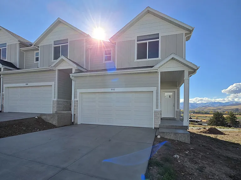 880 N Sapphire St — Photo 1
