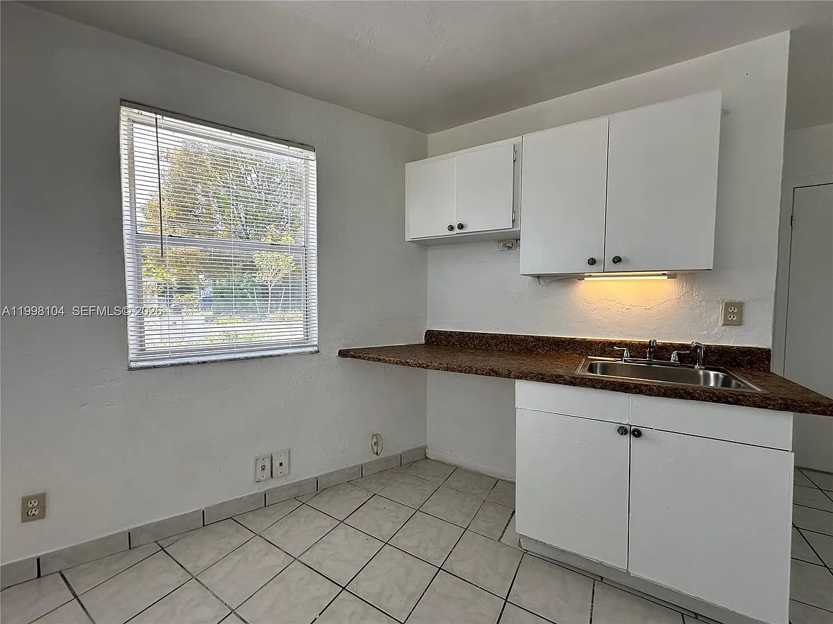 Building Photo - 701 NW 7th Ave #1