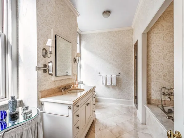 1 Sutton Place South image 10 of 14