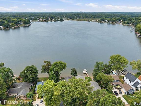 3rd image of 101 Creston Dr