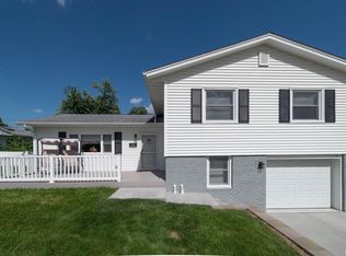 2225 Hillandale Rd, Davenport, IA 52804