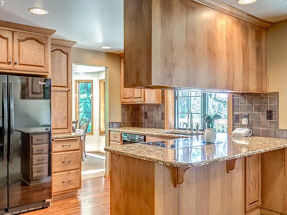 5th image of 20215 NE Karlsen Dr