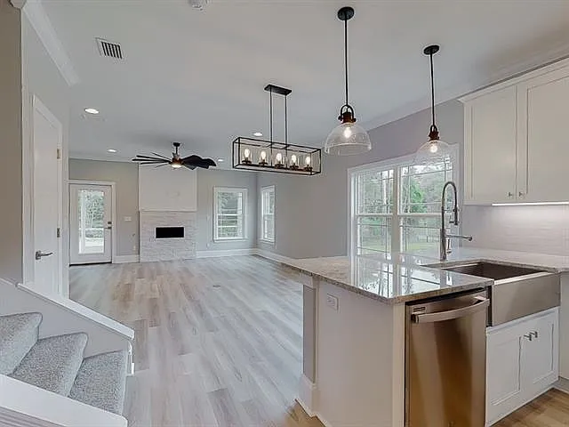 212 Cottage Ct — Photo 2