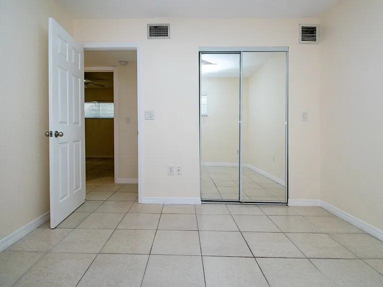 995 Virginia Dr — Photo 17