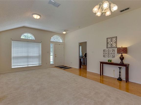 3rd image of 1012 Windsor Dr