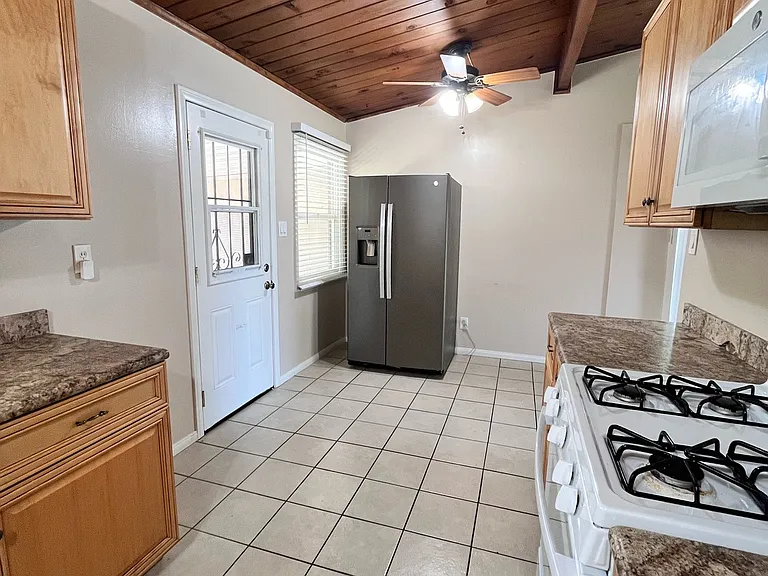 703 E Linfield St — Photo 9