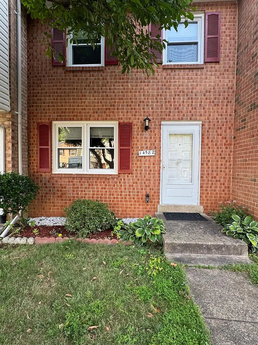 3 bed, 1.5 bath, 1332 sqft, $2,300 — Photo 1