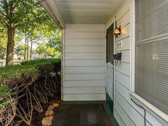 5th image of 914 Woodbrook St