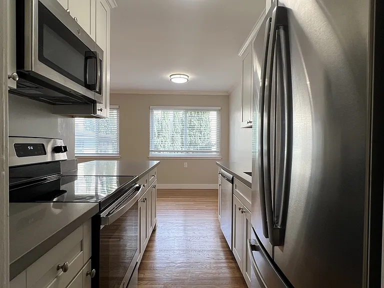 453 Lee St — Photo 3