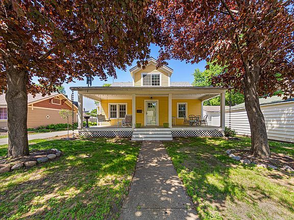 3rd image of 2218 7th St NE