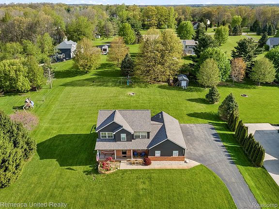 4th image of 2558 Clivedon Rd