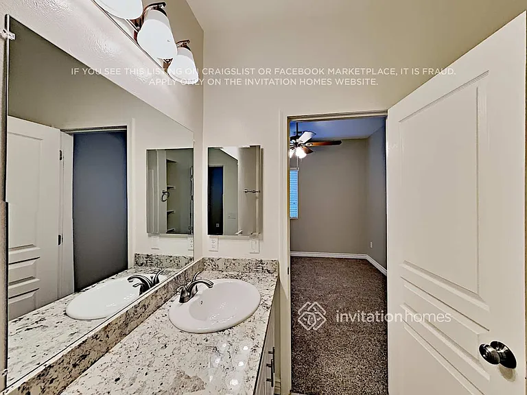 327 S Travis — Photo 16