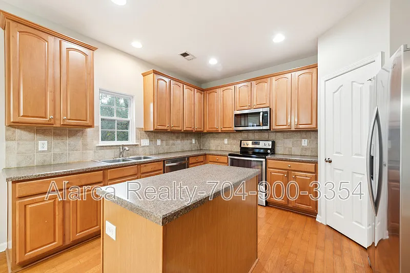 4 bed, 2.5 bath, 2600 sqft, $2,685 — Photo 2