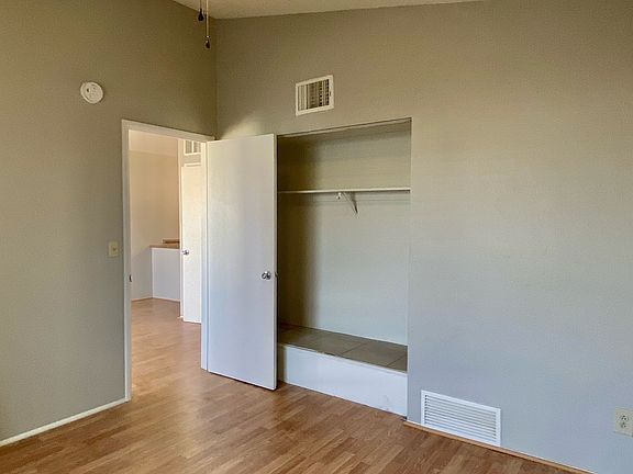 5th image of 419 E Thoroughbred St #1