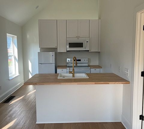 4th image of 1449 Olive St #B