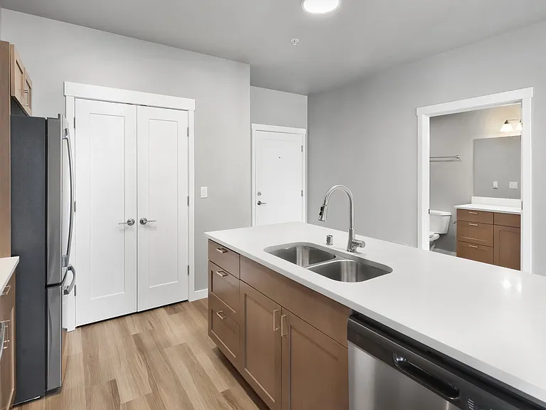 Kingsway Apartments — Photo 144