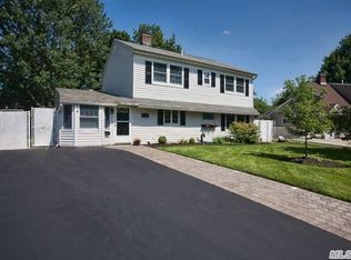 126 Spruce Wood Dr, Levittown, NY 11756