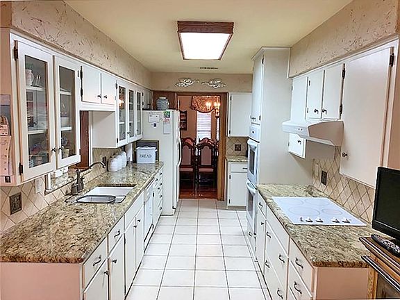 4th image of 2605 Huntington Dr