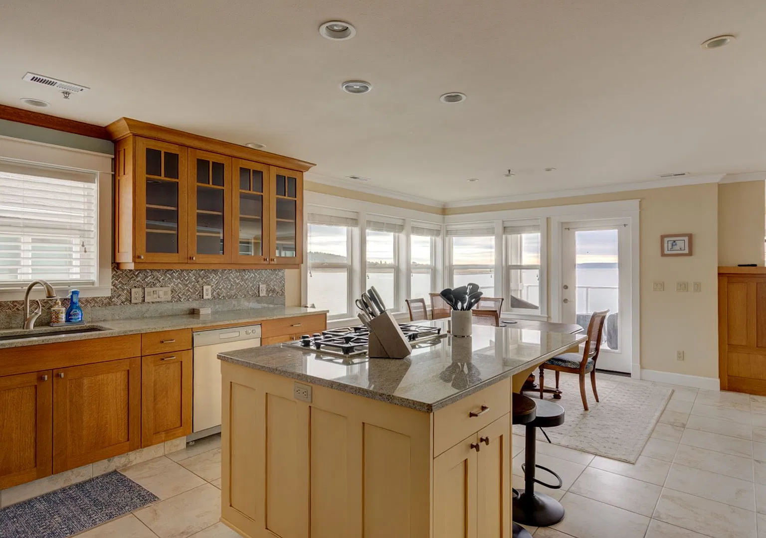 Beautiful Furnished Waterfront Condo with Stunning Harbor Views! — Photo 4