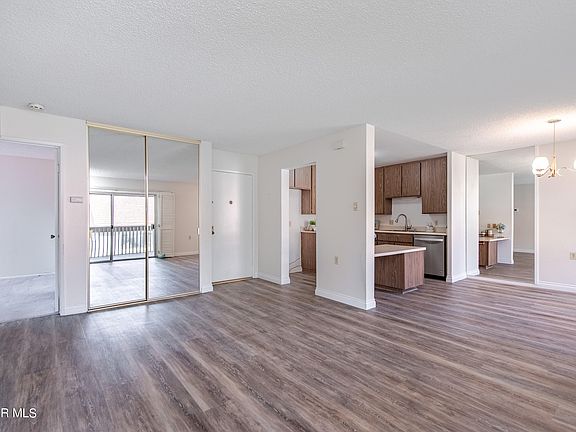 4th image of 824 Pinetree Cir APT 24