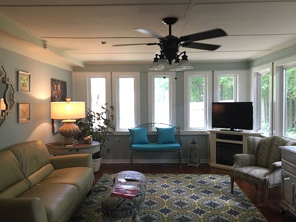 2nd image of 424 Pecan Ave
