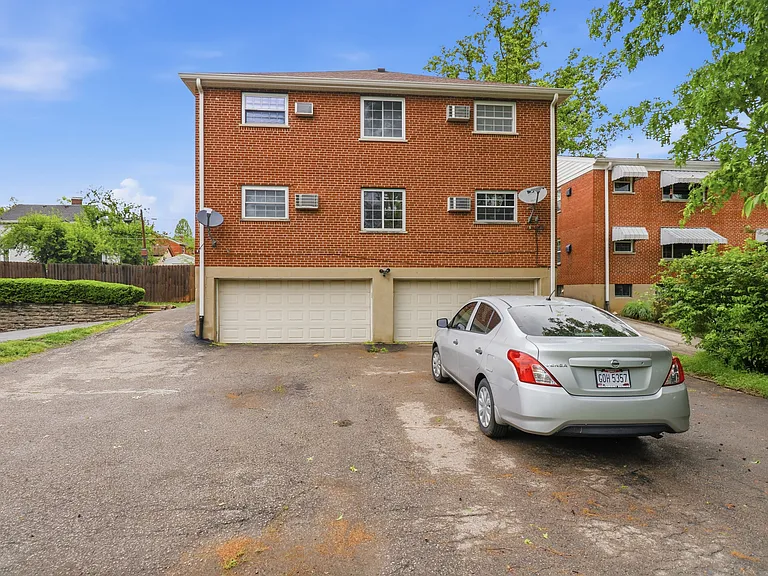 6237 Benneville St #1 — Photo 32