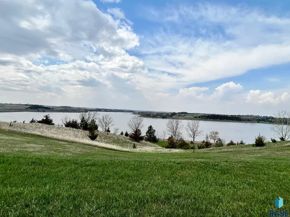 15 White Trl, Canistota, SD 57012