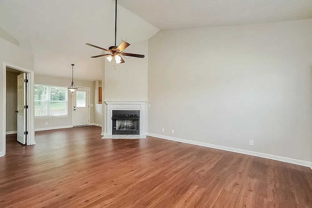 3 bed, 2.0 bath, 1275 sqft, $1,930 — Photo 3