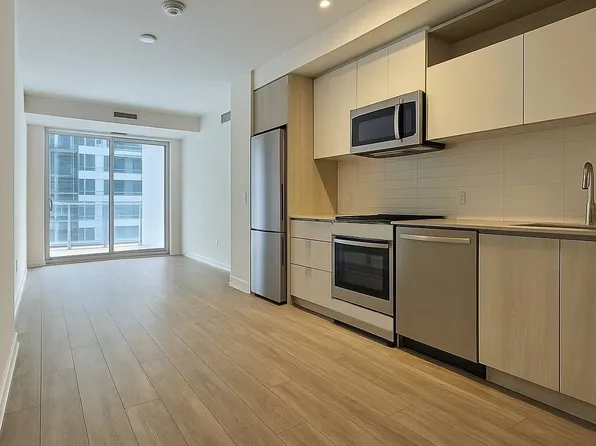 70 Princess St #2010, Toronto, ON M5A 0X6