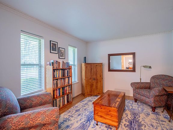 4th image of 1015 Bel Air Dr