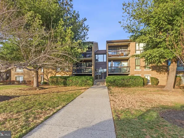 563 Florida Ave APT 202, Herndon, VA 20170