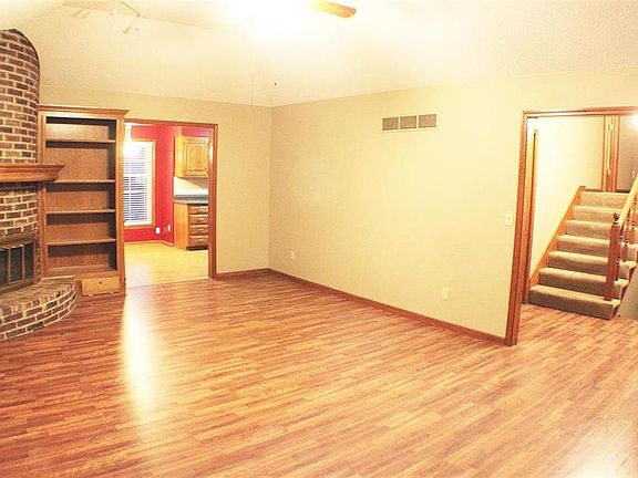 5th image of 613 NE Birchwood Dr