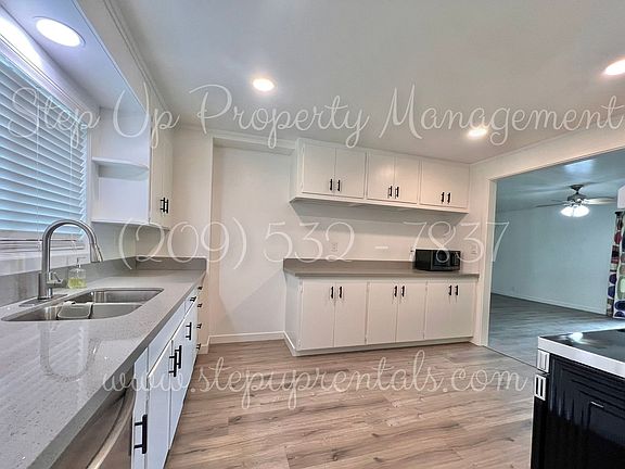 3rd image of 12915 Mountain View Rd APT A