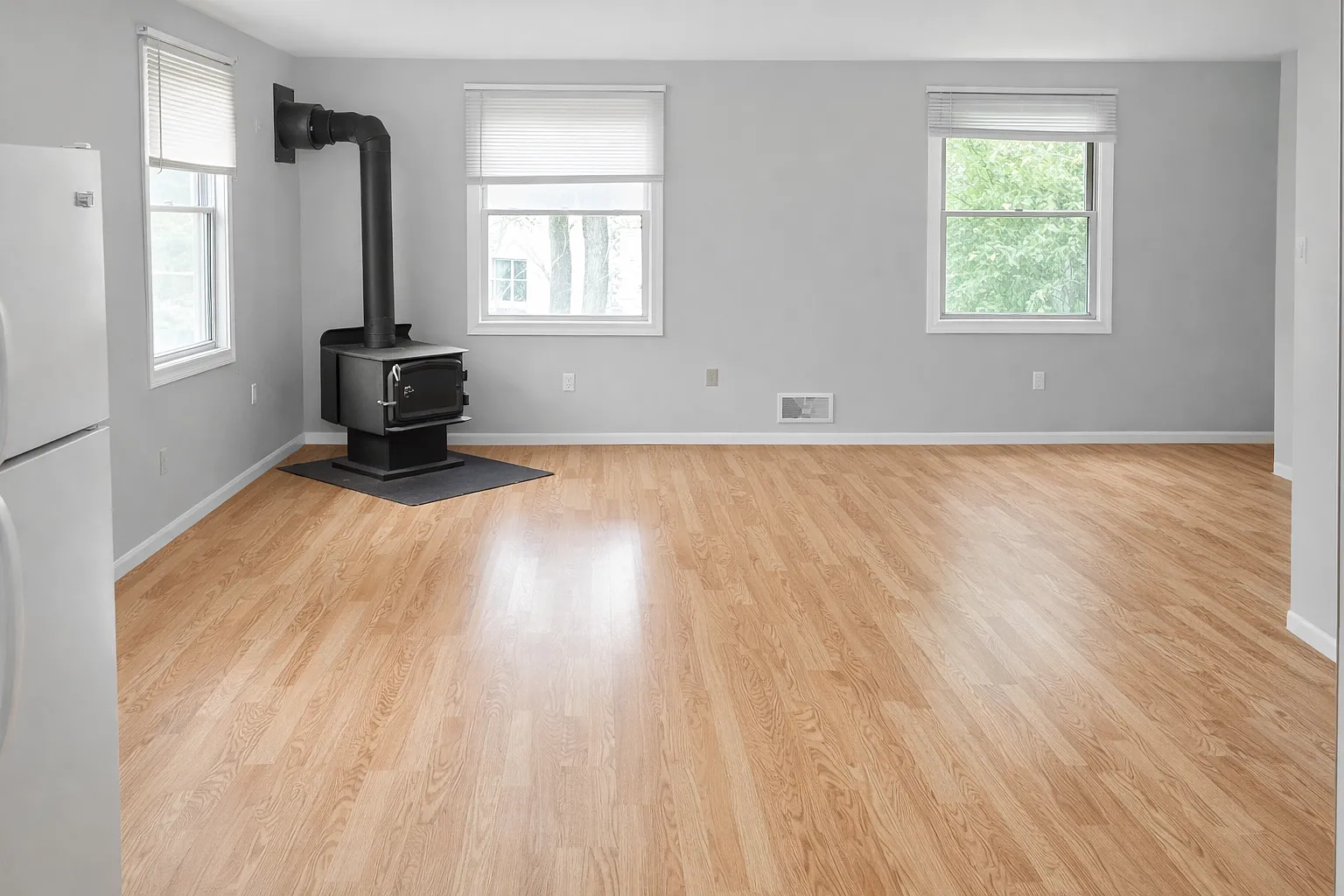 6 bed, $2,800 — Photo 1