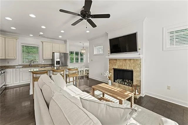 3 bed, 2.0 bath, 1570 sqft, $1,800 — Photo 4