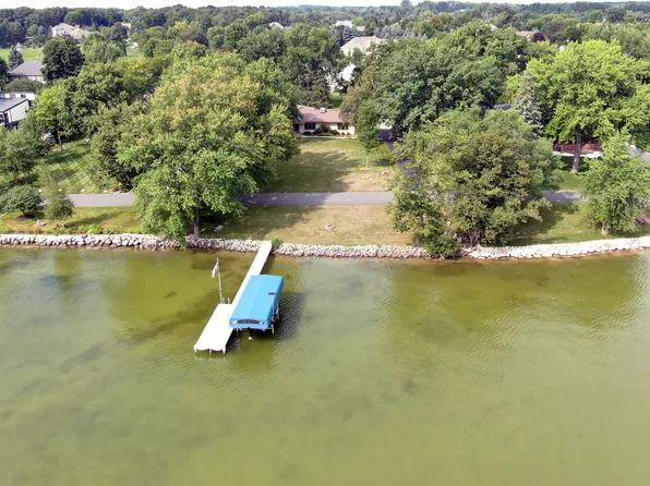 202 Lac La Belle Dr, Oconomowoc, WI 53066