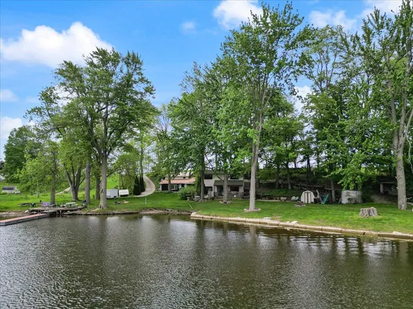 9122 N Steinbarger Lake Dr, Wawaka, IN 46794