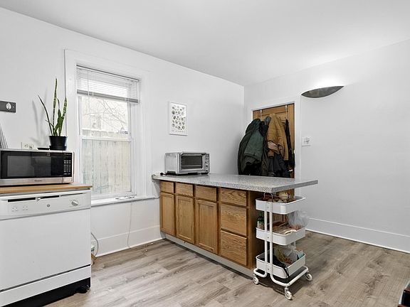 5th image of 909 N Hermitage Ave #1