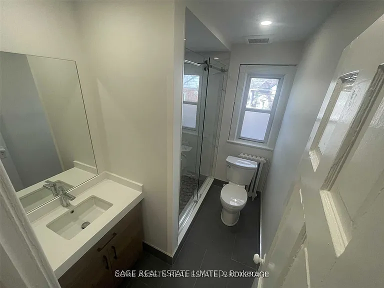 1083 Avenue Rd #4 — Photo 31