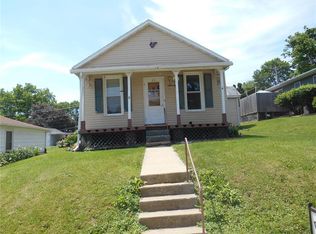 212 N Ford St, Anamosa, IA 52205
