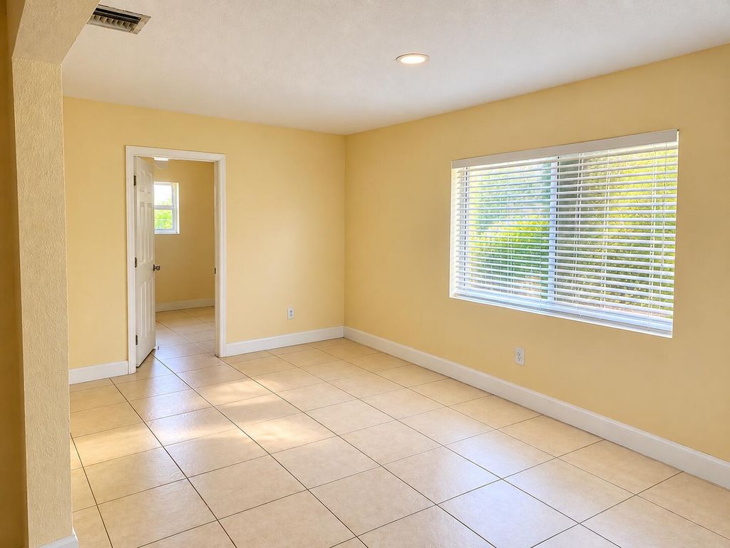 1631 NW 2nd Ave, photo 2