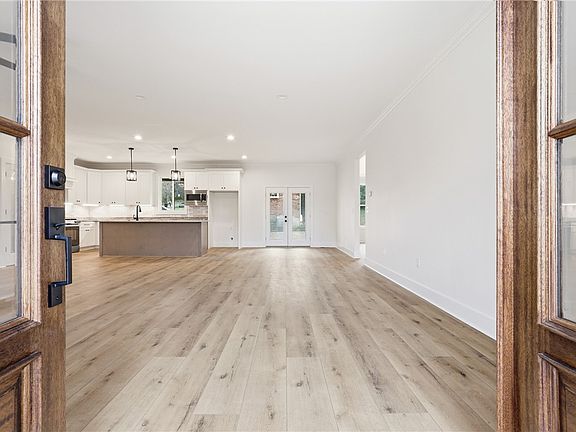 3rd image of 215 Ligon Dr